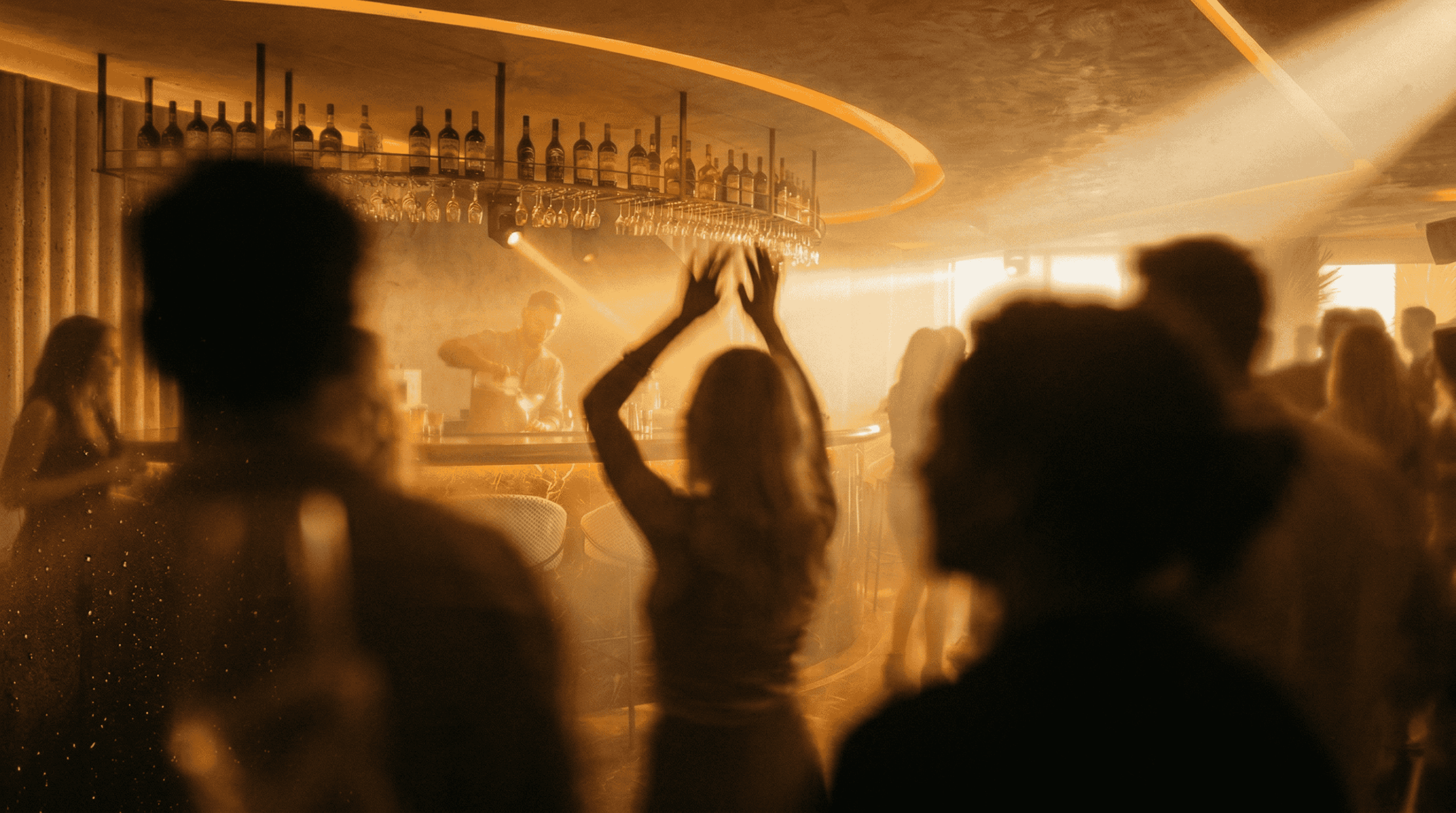 interior de local con gente 