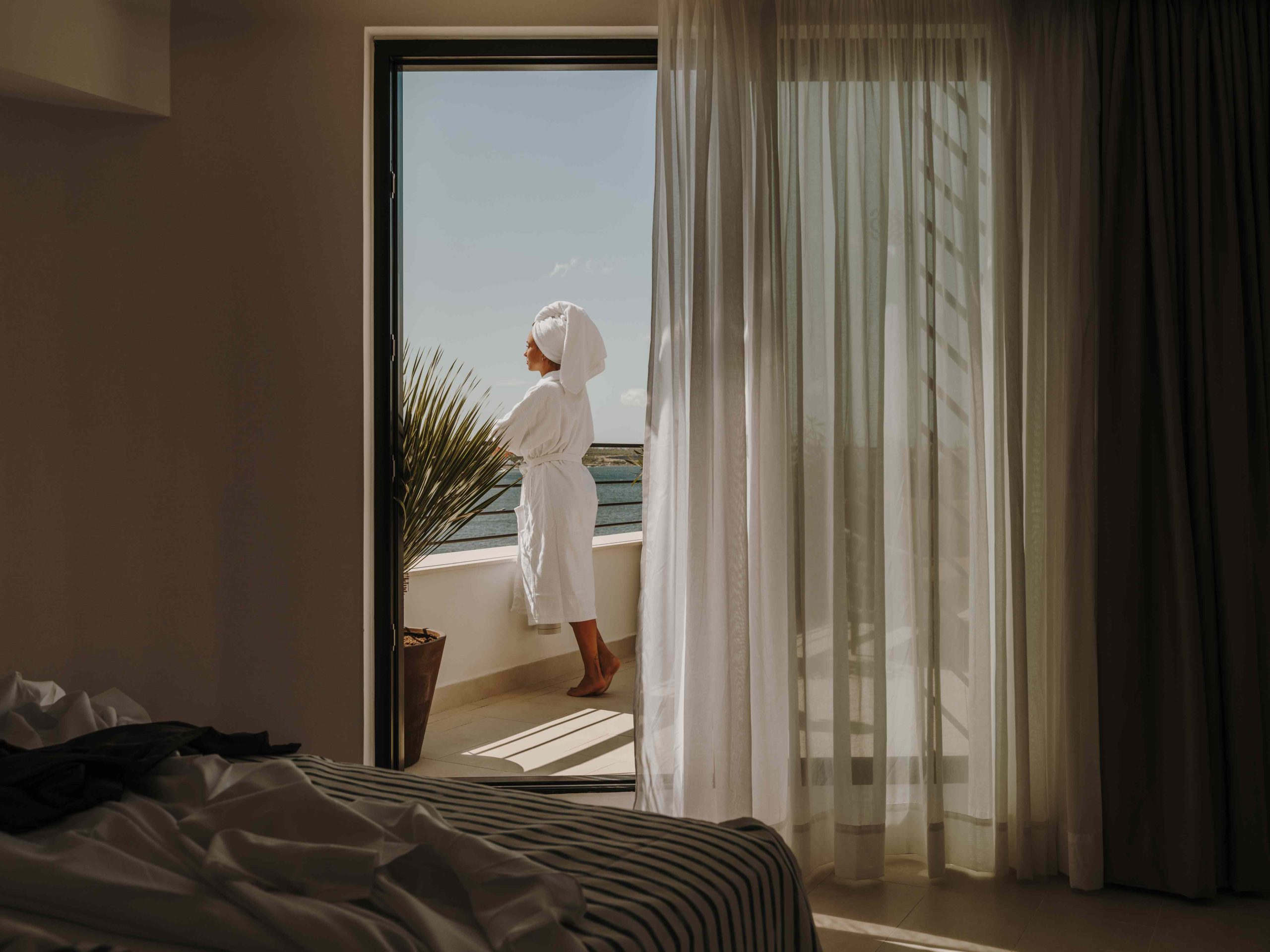 chica relajada en hotel