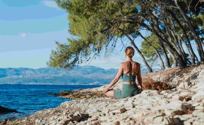 mujer meditando