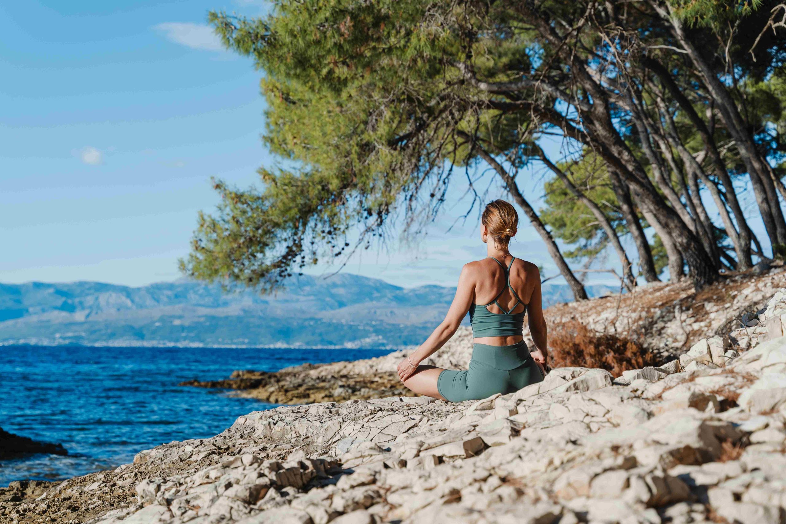 mujer meditando playa